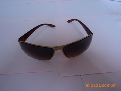   本厂位于眼镜之都—杜桥,专业生产销售各种太阳眼镜