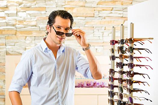 男青年,光学设备,买,墨镜,眼镜,顾客,销售人员,看
